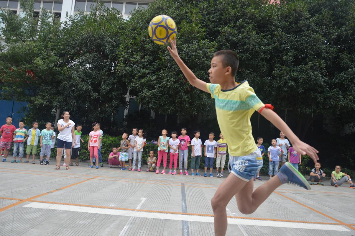 2015年星空体育app登录,星空体育暑假班趣味运动会之运球接力赛